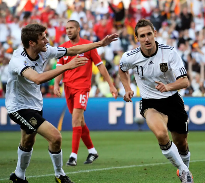 Klose (phải) là huyền thoại của bóng đá Đức