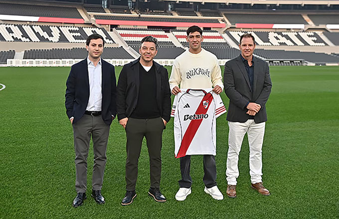 Anh được River Plate chiêu mộ vào học viện ở tuổi 14