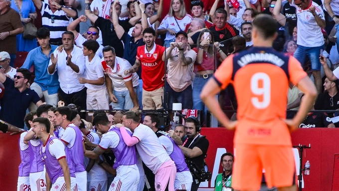 Không chỉ sút trượt penalty, Lewy còn gần như "biến mất" trước Sevilla.