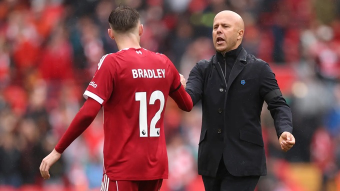 Bên cánh phải, Conor Bradley vẫn chưa làm Arne Slot an tâm