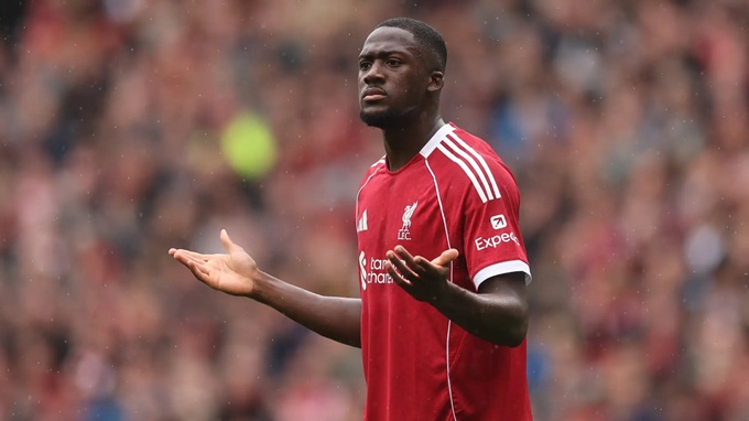 Ở tuyến dưới, Ibrahima Konate đang đánh mất sự chắc chắn