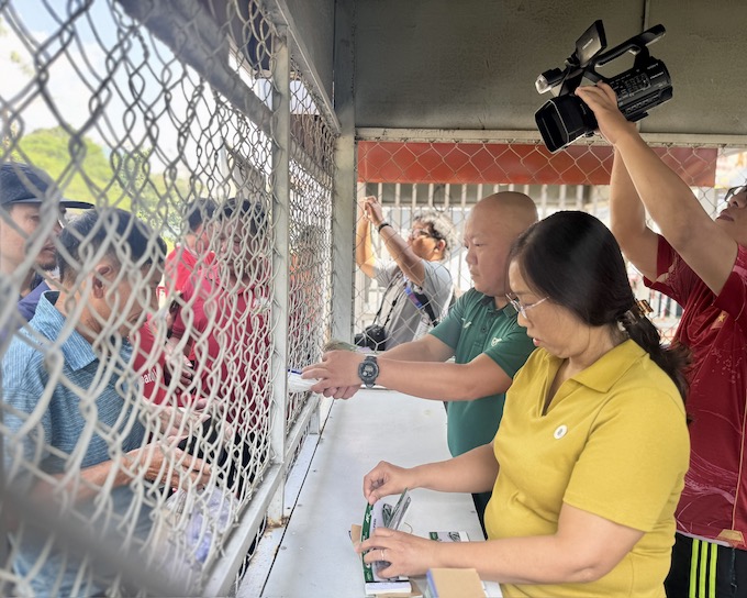 Vé được mở bán từ lúc 9h00 sáng. Ảnh Gia Hân