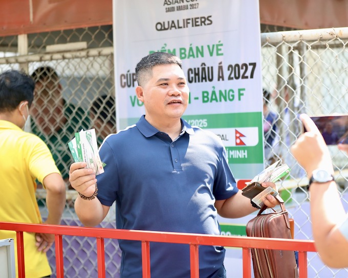 Niềm vui của các khán giả cầm trên tay những chiếc vé đầu tiền. Ảnh: Gia Hân 