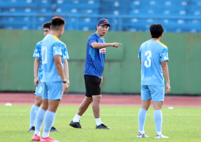 HLV Kim Sang Sik đang hướng dẫn cho các tuyển thủ trong buổi tập. Ảnh: Anh Khoa 