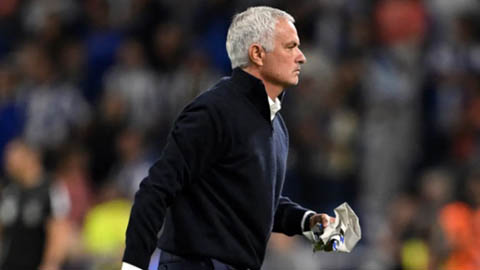 Jose Mourinho bị fan ném đồ vào người trong ngày trở lại Porto  Jose Mourinho bị fan ném đồ vào người trong ngày trở lại Porto