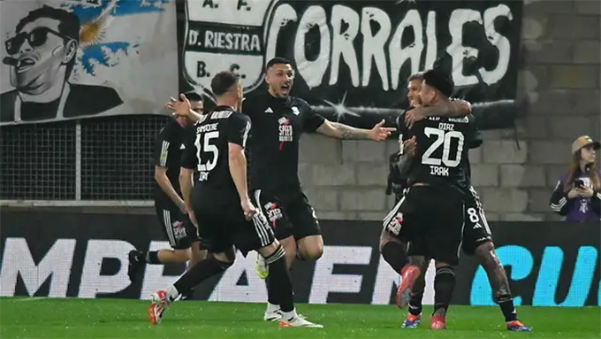 Các cầu thủ Deportivo Riestra thi đấu trên sân nhà