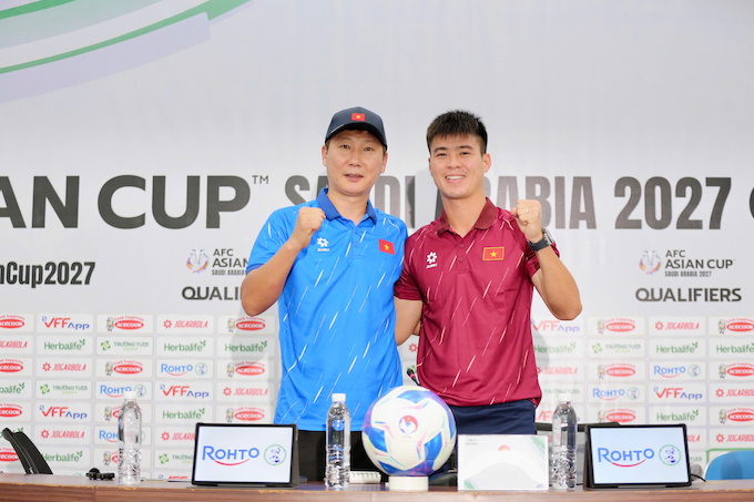 Thầy trò ông Kim Sang Sik tại cuộc họp báo. Ảnh: Anh Khoa 