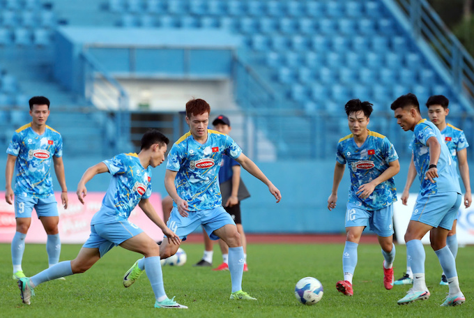 Các khán giả đang hy vọng những gương mặt trẻ sẽ mang lại làn gió mới cho tuyển Việt Nam. Ảnh: Anh Khoa