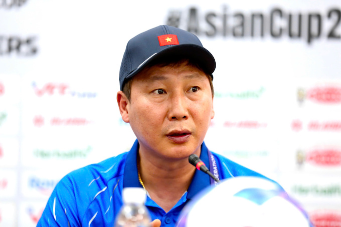 HLV Kim Sang Sik quyết giành 6 điểm trước Nepal. Ảnh: Anh KHoa 