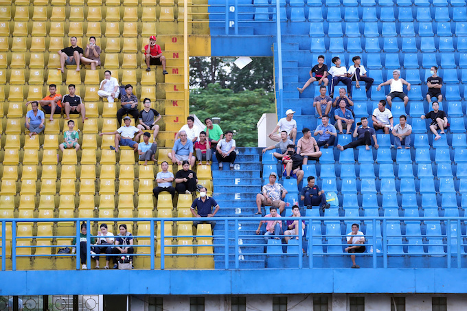 Dẫu là ngày thường, những những buổi tập của ĐT Việt Nam luôn có đông khán giải đến theo dõi. Ảnh: Anh Khoa
