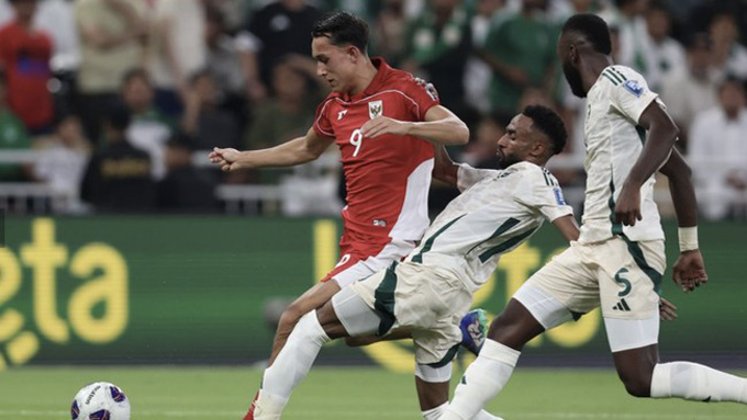 Indonesia (áo đỏ) đã thua Saudi Arabia ở trận đấu mới đây