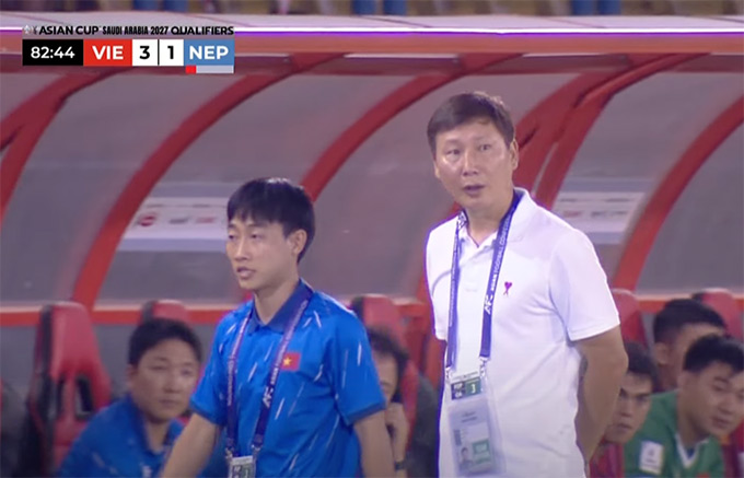 HLV Kim Sang Sik lập tức thông báo điều chỉnh lại quyền thay người