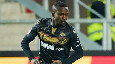 Samuel Asamoah gãy cổ sau pha va chạm với biển quảng cáo Samuel Asamoah gãy cổ sau pha va chạm với biển quảng cáo