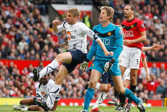 Klasnic (trái) ra sân trong màu áo Bolton ở trận đấu với MU năm 2009