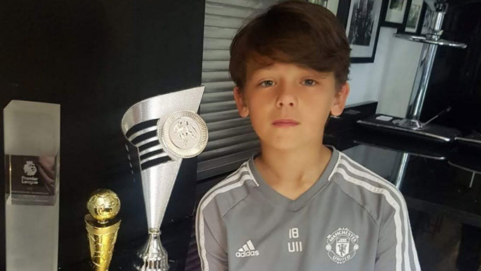 Lacey sinh ra ở Liverpool nhưng chuyển tới Manchester từ bé và sớm gia nhập học viện của Quỷ đỏ