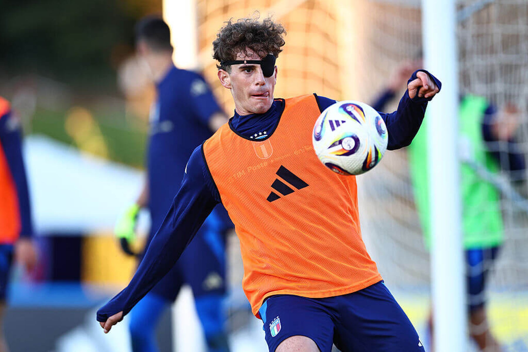 ĐT U21 Ý của HLV Silvio Baldini đeo băng bịt mắt trong buổi tập trước các trận đấu với Thụy Điển và Armenia