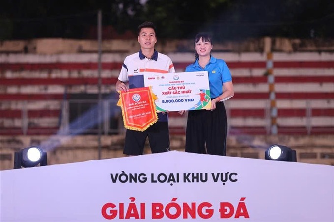 Cầu thủ Nguyễn Anh Sơn giành danh hiệu Cầu thủ xuất sắc nhất vòng loại phía Bắc