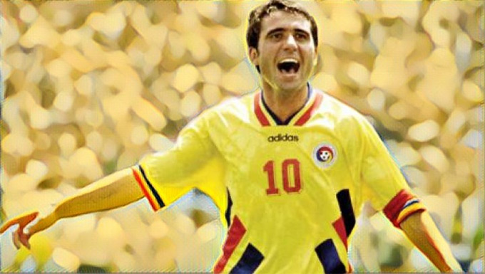 Hagi có kiểu sút bóng "lá vàng rơi" rất ấn tượng