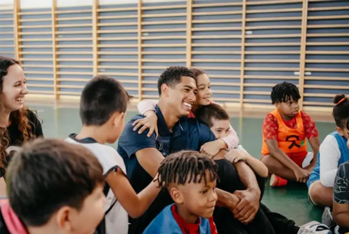 Bellingham giao lưu với các bạn nhỏ trong ngày sức khỏe tinh thần thế giới