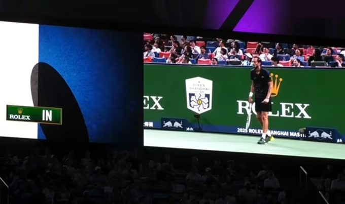 Tình huống đòi xem lại tình huống gây ức chế của Daniil Medvedev