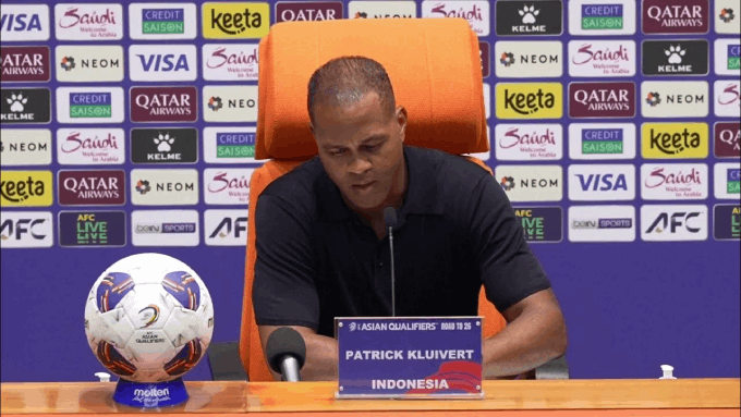 Tâm trạng thất vọng của HLV Patrick Kluivert khi tham dự buổi họp báo sau trận thua Iraq