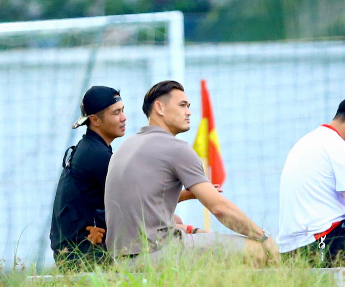 Thủ môn Lê Giang ngồi xem tuyển Việt Nam tập. Ảnh: Anh Khoa 