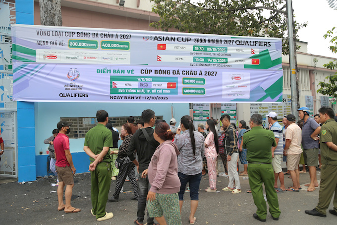 Quang cảnh trước phòng vé ở sân Thống Nhất. Ảnh: Quốc An