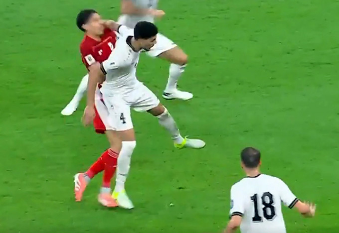 Cầu thủ Indonesia bị phạm lỗi trong vòng cấm địa nhưng không được hưởng phạt đền 