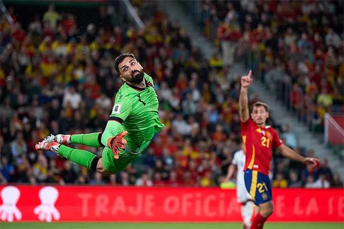 Nhưng anh chuộc lỗi bằng pha cản phá thành công trước cú sút của Torres