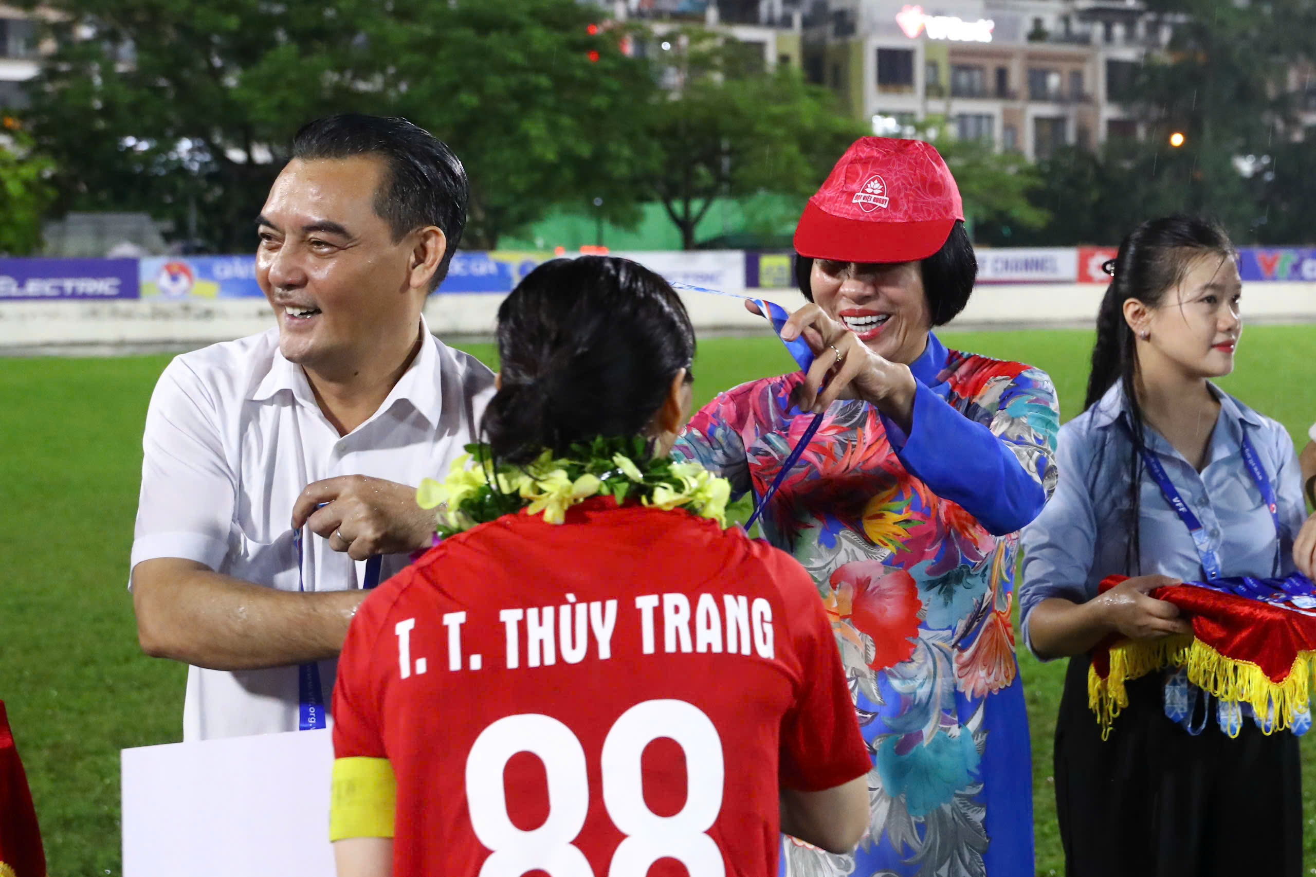 Ông Nguyễn Quốc Hội - Ủy viên Thường trực BCH VFF trao huy chương và chức vô địch giải bóng đá nữ vô địch quốc gia - Cúp Thái Sơn Bắc 2025 cho Thuỳ Trang và các đồng đội - Ảnh: Phan Tùng