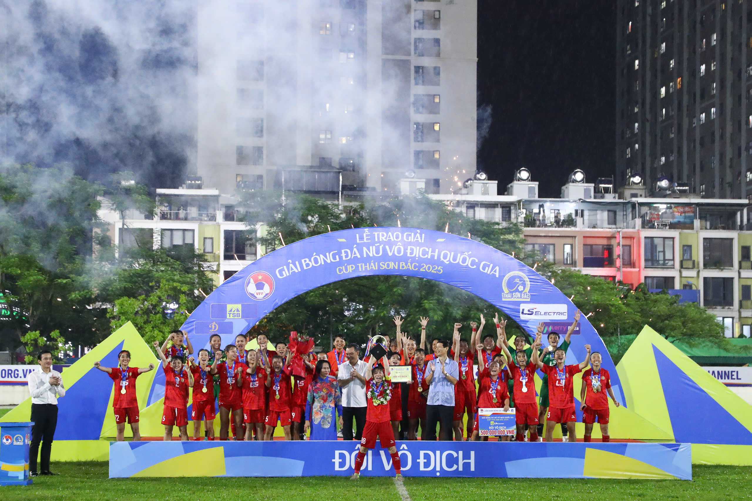 Thuỳ Trang với tư cách đội trưởng là người đầu tiên nâng chiếc cúp vô địch giải nữ quốc gia - Cúp Thái Sơn Bắc 2025 - Ảnh: Phan Tùng