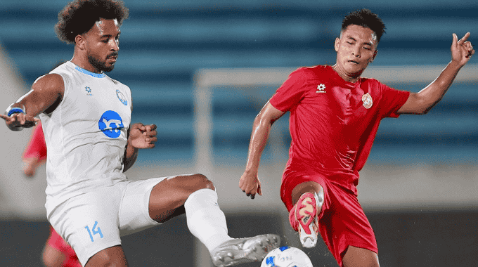 Xuân Son trong một pha tranh chấp quyết liệt ở trận giao hữu của Nam Định, đánh dấu ngày anh trở lại sau gần 10 tháng dưỡng thương