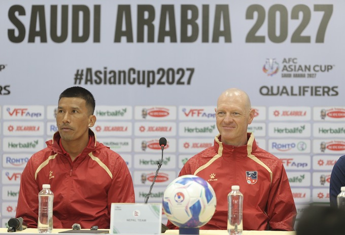 HLV Matt Ross và thủ môn Chmjong của Nepal. Ảnh: Quốc An