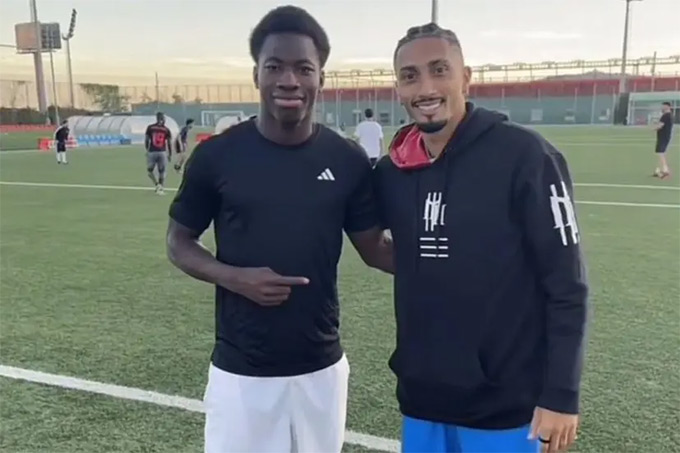 Tunkara cùng đàn anh Raphinha của đội một Barca