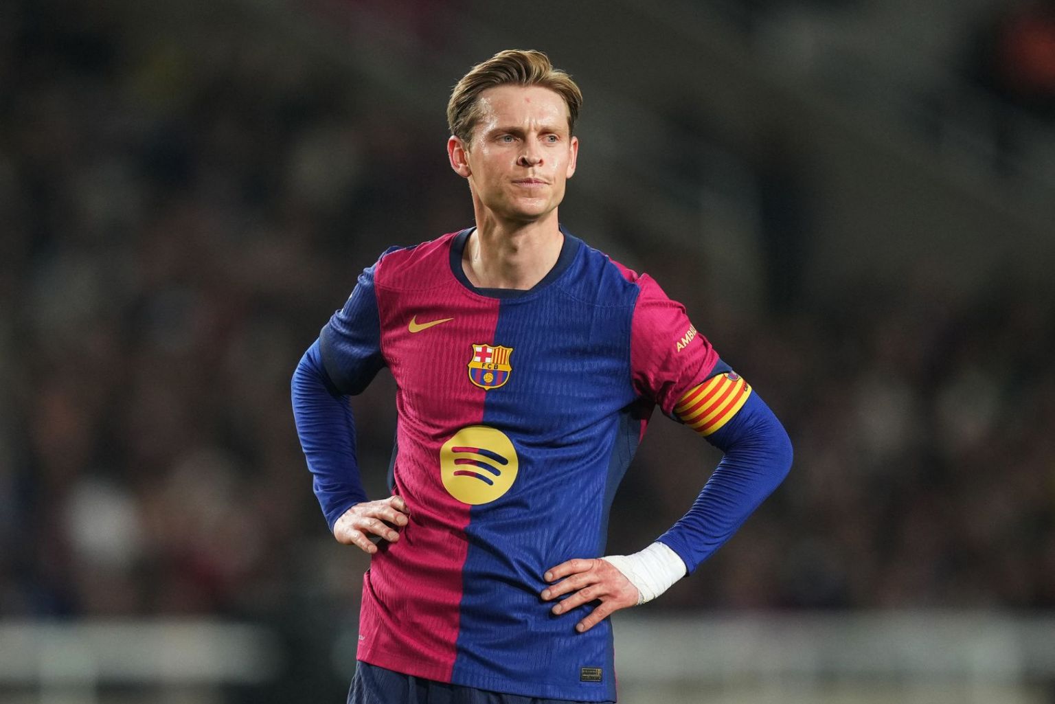 Frenkie De Jong đóng vai trò rất giống với Scholes, điều tiết lối chơi và kiểm soát trận đấu từ những vị trí lùi sâu