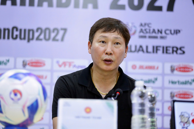 HLV Kim Sang Sik tiếc nuối khi các học trò không ghi bàn. Ảnh: Anh Khoa 