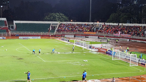 Mưa lớn, trận đấu Việt Nam vs Nepal tạm hoãn 30 phút  Mưa lớn, trận đấu Việt Nam vs Nepal tạm hoãn 30 phút