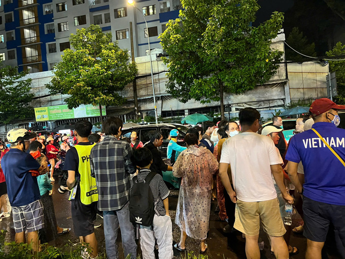 Trước giờ bóng lăn vài tiếng đồ hồ, TP.HCM đã chìm trong cơn nước khiến rất nhiều con đường bị kẹt xe