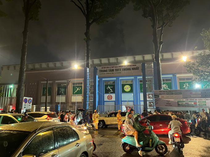 Lúc 19h30 tối nay, trước sân vận động Thống Nhất vẫn có rất nhiều cổ động viên loay hoay tìm chỗ gửi xe