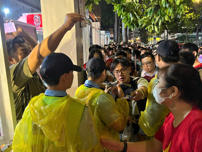 CĐV đã bắt đầu đổ về sân Thống Nhất khi cơn mưa bắt đầu ngớt hạt