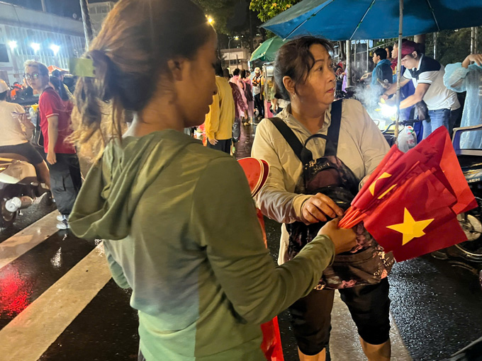 Những hình ảnh rất đẹp bên ngoài sân Thống Nhất, nơi diễn ra trận đấu giữa Việt Nam và Nepal.