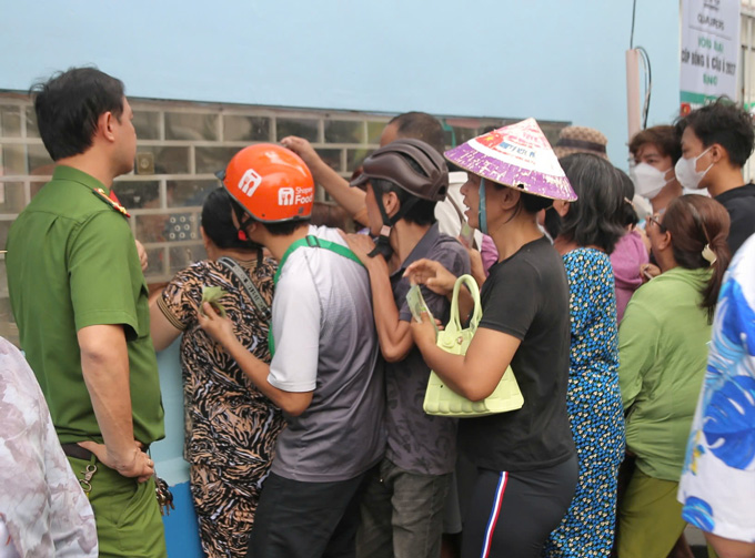 Vé xem trận Việt Nam vs Nepal lượt về trên sân Thống Nhất được bán hết trong vòng nửa tiếng đồng hồ. Ảnh: Quốc An