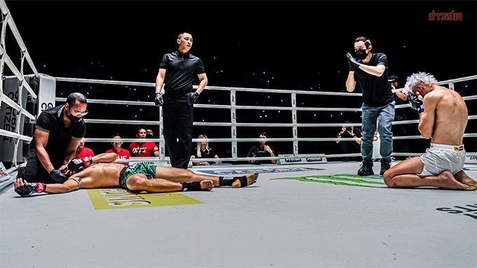 Rhenimi bật khóc khi nhận thẻ đỏ