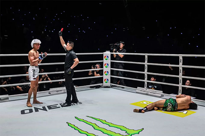 Rhenimi chơi xấu đối phương không chỉ một mà những hai lần