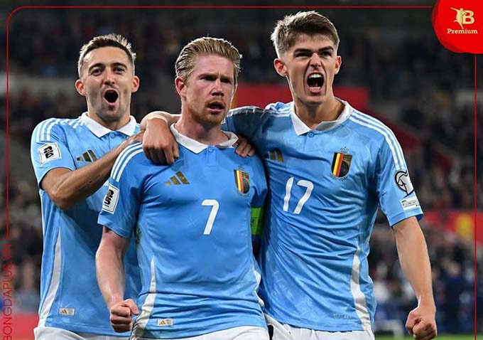 De Bruyne (giữa) giúp Bỉ ngược dòng thành công tại xứ Wales