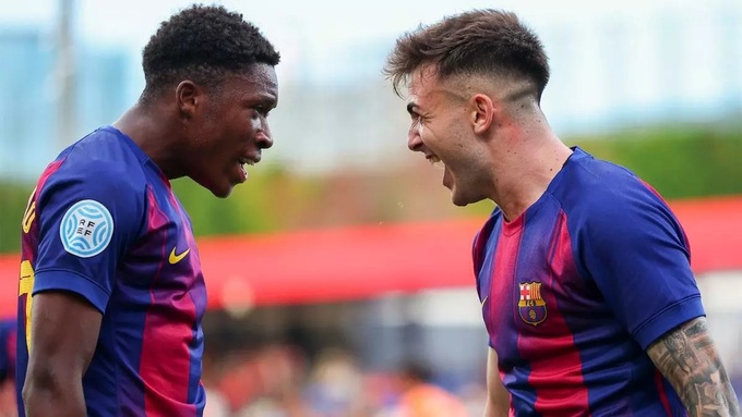 Ngoài những bàn thắng, Victor Barbera (phải) còn đem lại thứ năng lượng Barca luôn cần.