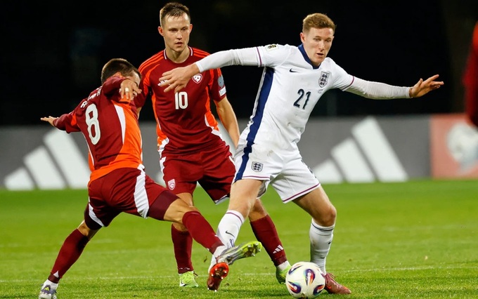 Elliot Anderson (áo trắng) sẽ là đối tác của Declan Rice tại tuyến giữa của ĐT Anh ở VCK World Cup 2026?