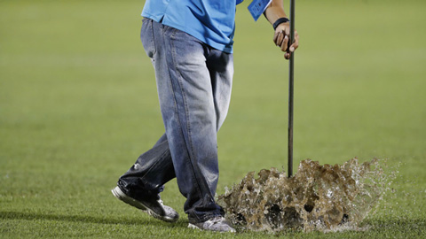 ĐT Việt Nam & những vũng nước đọng trên sân Thống Nhất  ĐT Việt Nam & những vũng nước đọng trên sân Thống Nhất