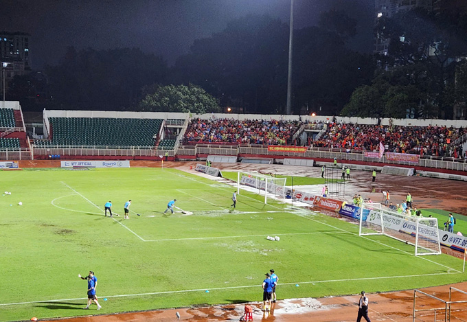 Sân Thống Nhất sau một cơn mưa nặng hạt