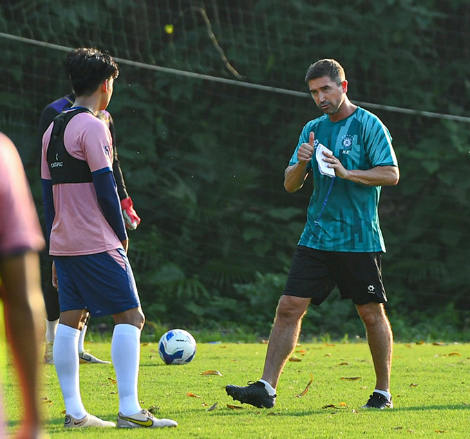 HLV Harry Kewell yêu cầu học trò phải hoạt động tích cực hơn - Ảnh: Hà Nội FC